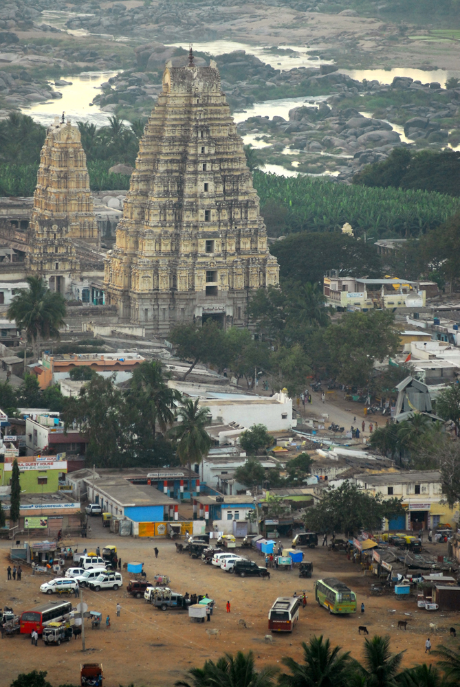 Hampi , India . Stato del Karnataka - L'imponente gopura del tempio Virupaksha in Hampi Bazaar visti dalla collina di Hemakuta